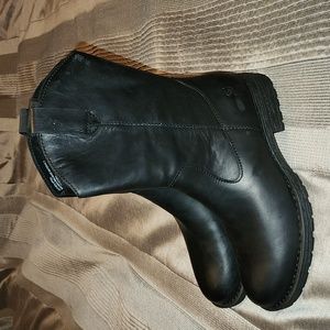 Born black pull on leather motorcycle boots with lug sole size 7.5